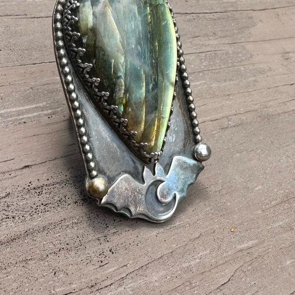 Handmade bat ring with Laborite. Size 5.5 - Picture 7 of 8